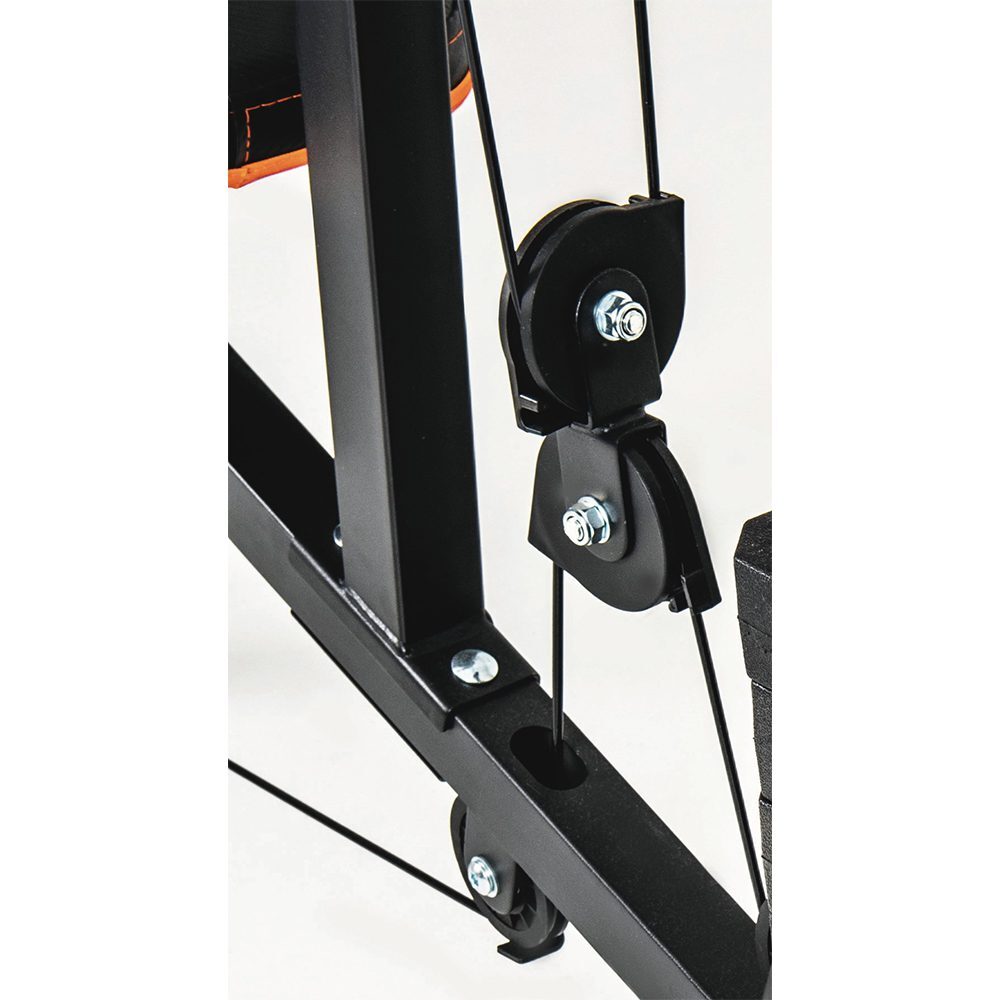 Jėgos staklės EVERFIT MSK500 iš arti - juodų jėgos staklių trosų ir skriemulių mechanizmo dalis. Matyti du sujungti skriemuliai su varžtais ir trosas