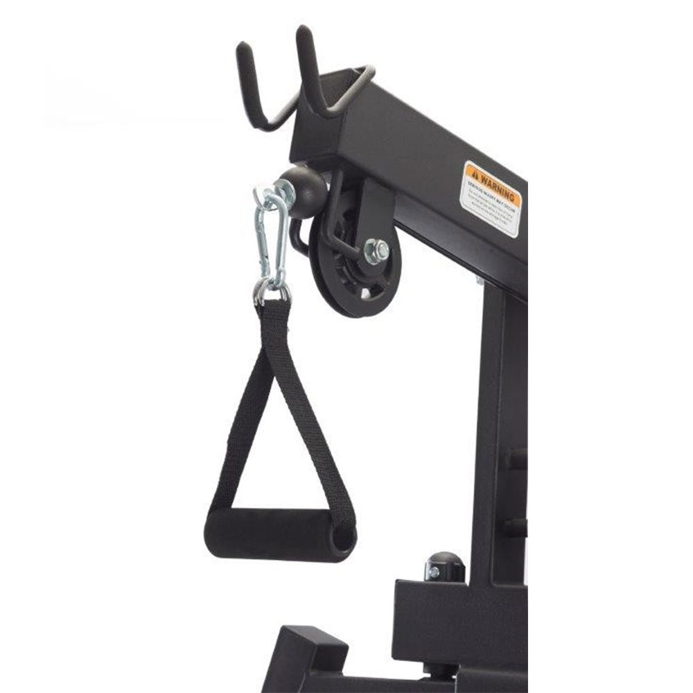 Stambiu planu nufotografuotas TOORX MSX-60 jėgos staklių trosas su rankena, pakabintas ant skriemulio, su įspėjimo lipduku viršuje