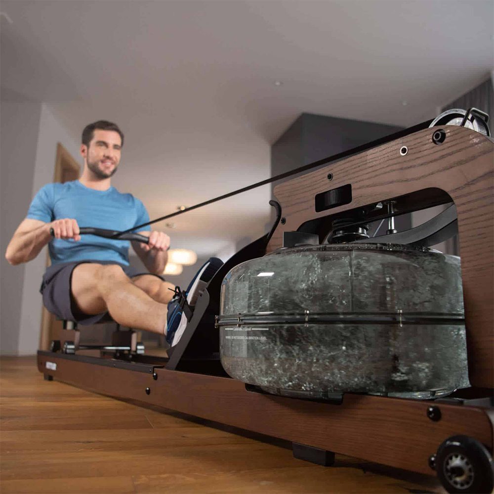 Sportuojantis vyras su KETTLER ROWER H2O irklavimo treniruokliu