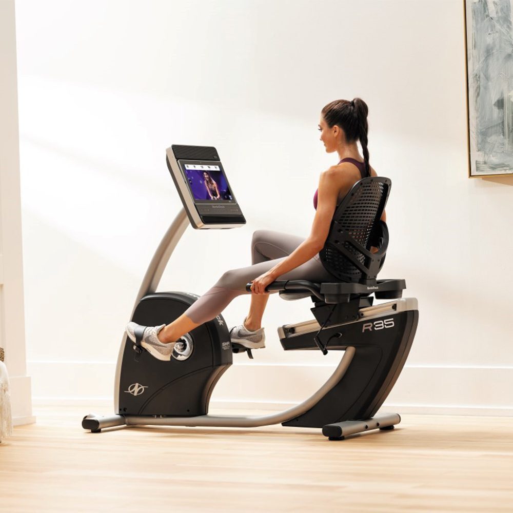Dviratis treniruoklis NORDICTRACK R35 su sportuiojančia mergina
